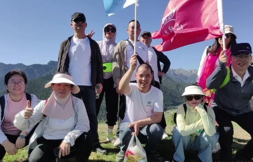 携手同行踏青绿野，聚力共赢铸就团队——集团公司乌鲁木齐片区成功举办南山徒步团建活动